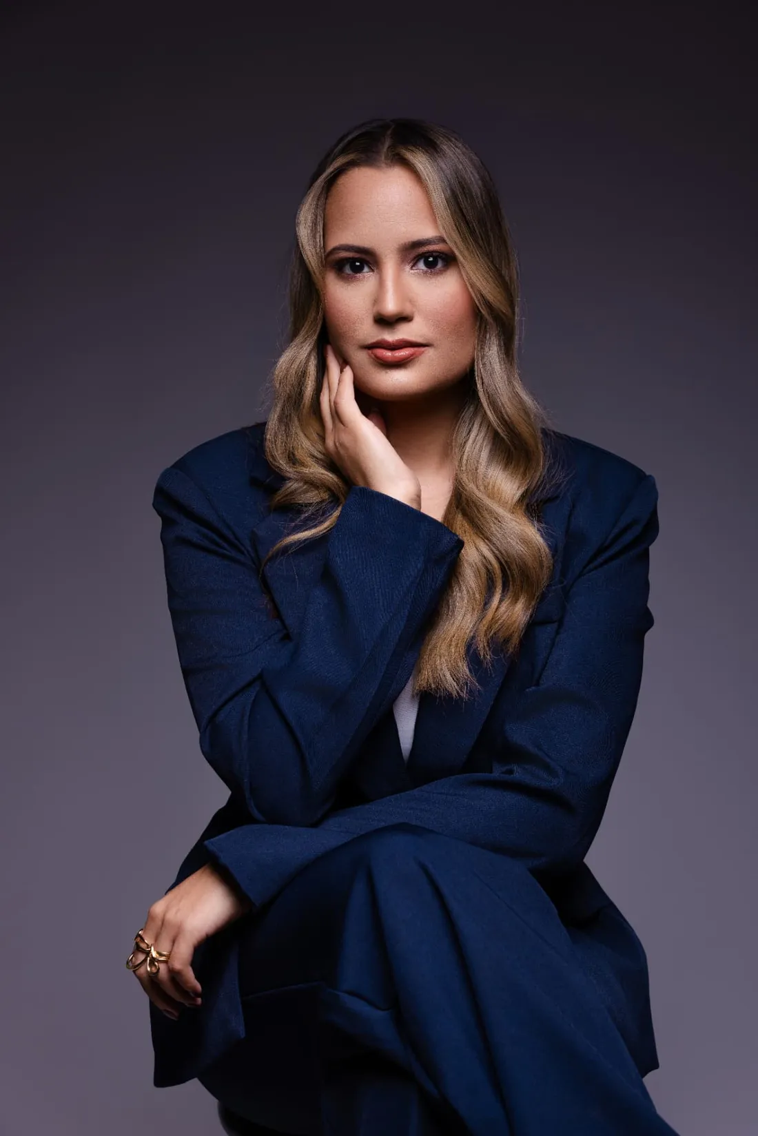 Retrato de Emylly Belmiro de terno azul-marinho